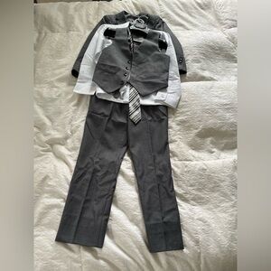 Fouger USA gray 5 piece suit set size 8 like new